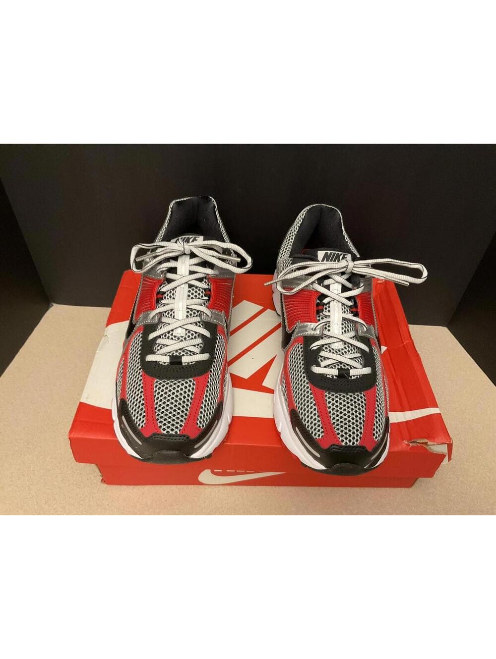 New! Mens Nike Zoom Vomero 5 Metallic Silver/Red/Black Running Shoes. Size 8.5. - Picture 4 of 9
